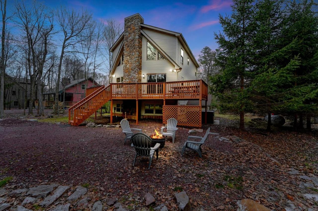 Chalet Roomy In Harmony - 3 Mins Walking Distance To Lake, Bb, Jack Frost Mts With Linens, Towels, Firepit, Hottub, Games, Grill Lake Harmony