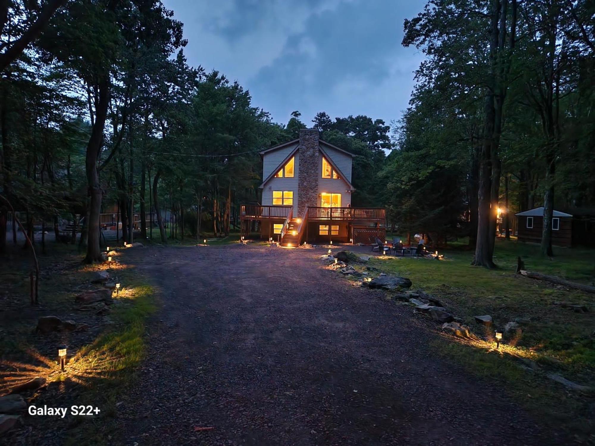Roomy In Harmony - 3 Mins Walking Distance To Lake, Bb, Jack Frost Mts With Linens, Towels, Firepit, Hottub, Games, Grill Lake Harmony