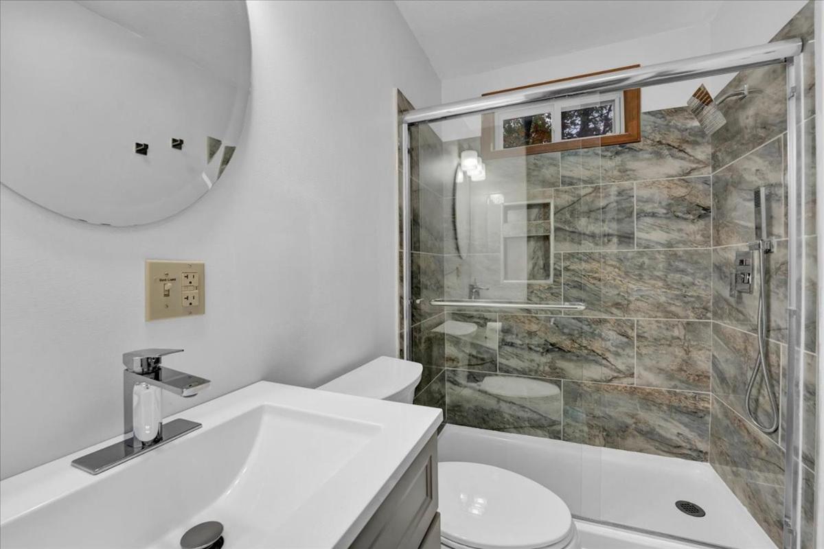 Roomy In Harmony - 3 Mins Walking Distance To Lake, Bb, Jack Frost Mts With Linens, Towels, Firepit, Hottub, Games, Grill Lake Harmony