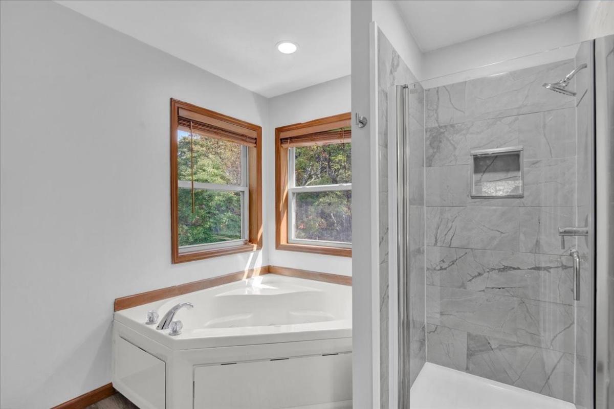 Roomy In Harmony - 3 Mins Walking Distance To Lake, Bb, Jack Frost Mts With Linens, Towels, Firepit, Hottub, Games, Grill