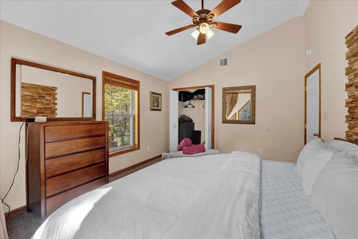 Chalet Roomy In Harmony - 3 Mins Walking Distance To Lake, Bb, Jack Frost Mts With Linens, Towels, Firepit, Hottub, Games, Grill *