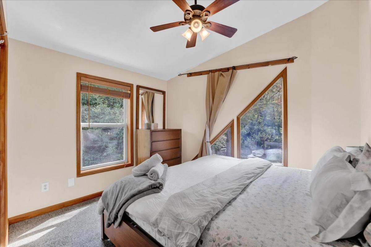 Chalet Roomy In Harmony - 3 Mins Walking Distance To Lake, Bb, Jack Frost Mts With Linens, Towels, Firepit, Hottub, Games, Grill Lake Harmony