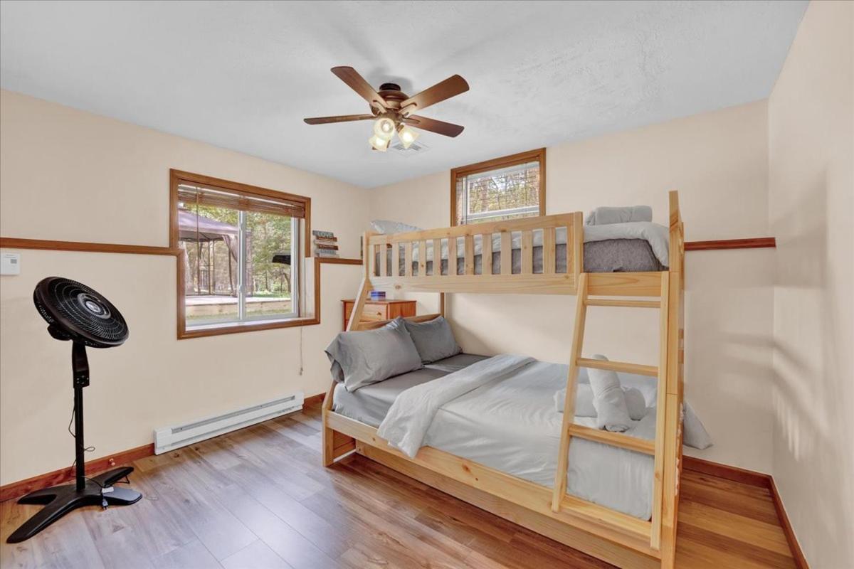 Chalet Roomy In Harmony - 3 Mins Walking Distance To Lake, Bb, Jack Frost Mts With Linens, Towels, Firepit, Hottub, Games, Grill