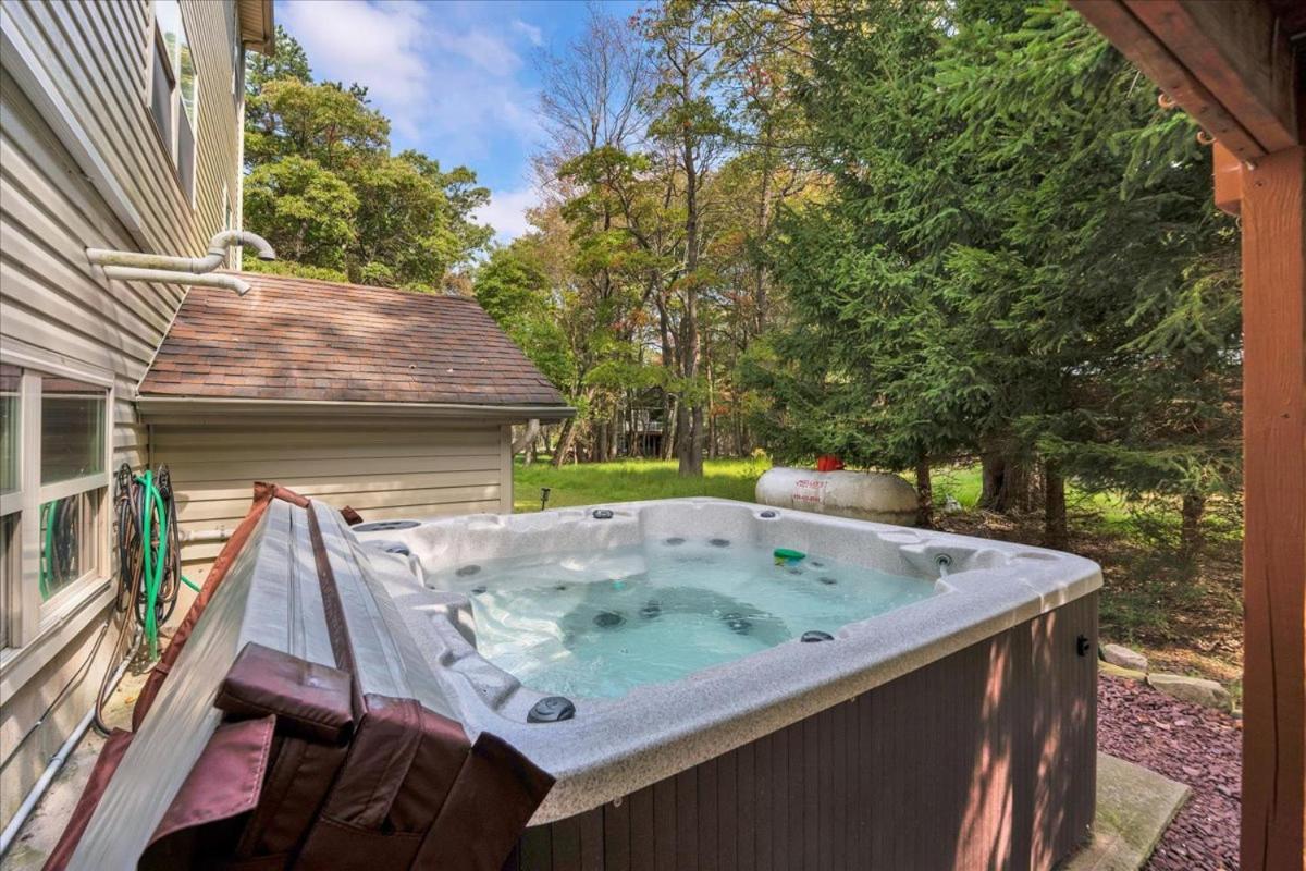 Roomy In Harmony - 3 Mins Walking Distance To Lake, Bb, Jack Frost Mts With Linens, Towels, Firepit, Hottub, Games, Grill Chalet *