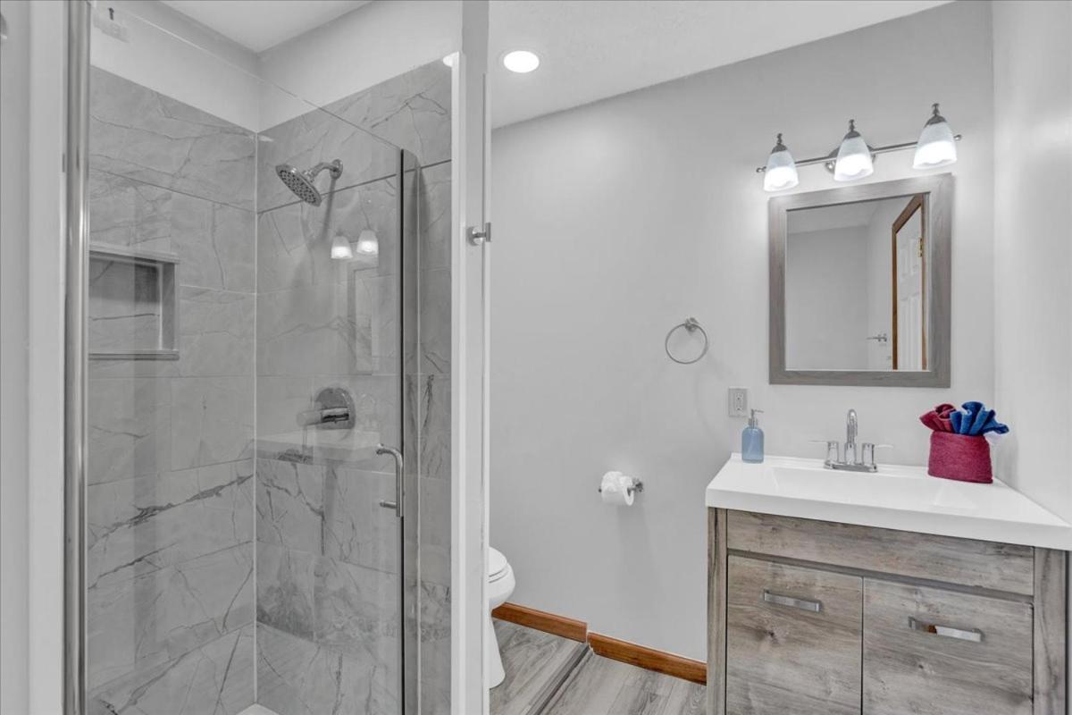 Chalet Roomy In Harmony - 3 Mins Walking Distance To Lake, Bb, Jack Frost Mts With Linens, Towels, Firepit, Hottub, Games, Grill Lake Harmony