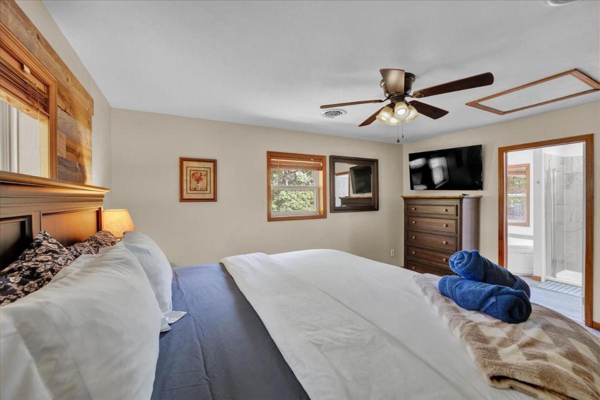 Roomy In Harmony - 3 Mins Walking Distance To Lake, Bb, Jack Frost Mts With Linens, Towels, Firepit, Hottub, Games, Grill Lake Harmony