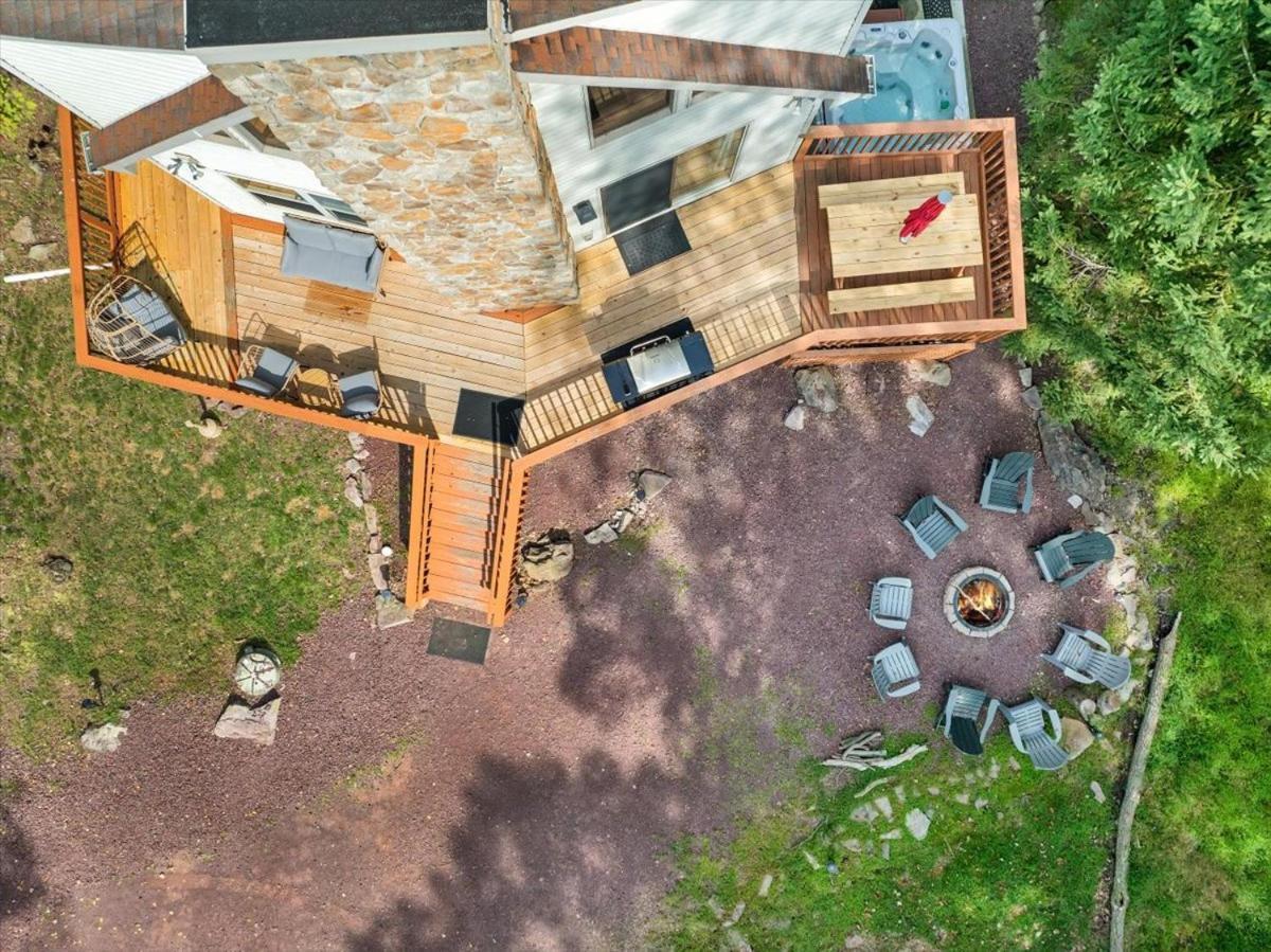 Roomy In Harmony - 3 Mins Walking Distance To Lake, Bb, Jack Frost Mts With Linens, Towels, Firepit, Hottub, Games, Grill Chalet *