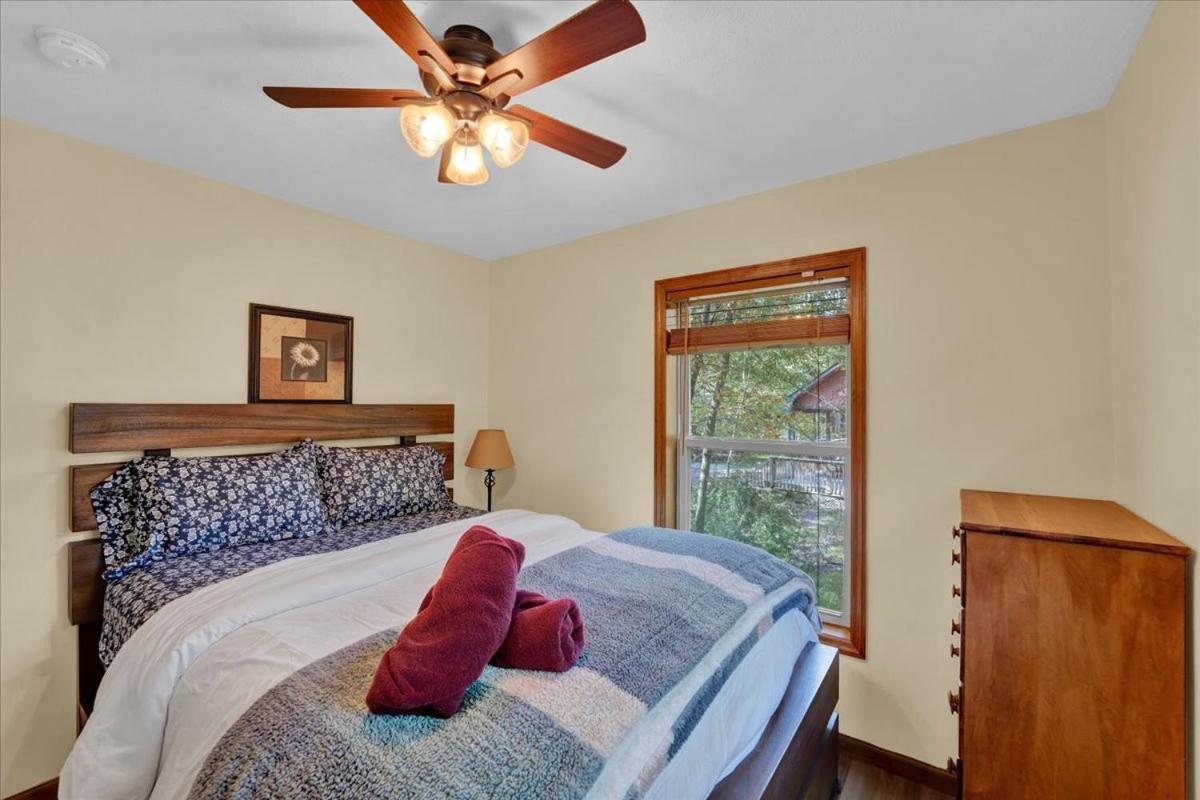Roomy In Harmony - 3 Mins Walking Distance To Lake, Bb, Jack Frost Mts With Linens, Towels, Firepit, Hottub, Games, Grill Chalet Lake Harmony