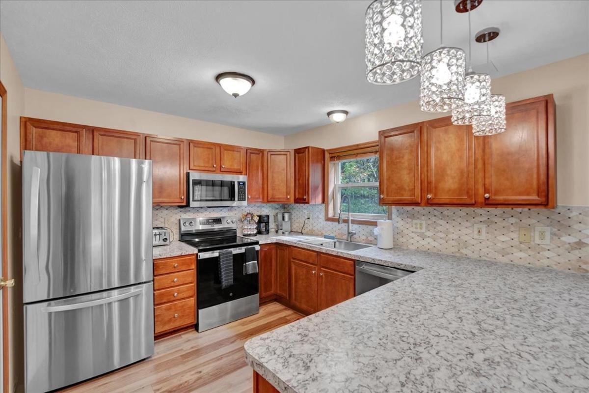Chalet Roomy In Harmony - 3 Mins Walking Distance To Lake, Bb, Jack Frost Mts With Linens, Towels, Firepit, Hottub, Games, Grill Lake Harmony