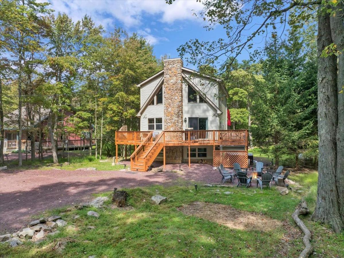 Chalet Roomy In Harmony - 3 Mins Walking Distance To Lake, Bb, Jack Frost Mts With Linens, Towels, Firepit, Hottub, Games, Grill Lake Harmony