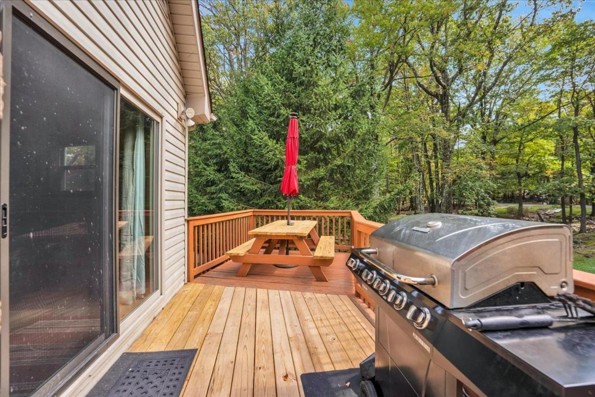 Roomy In Harmony - 3 Mins Walking Distance To Lake, Bb, Jack Frost Mts With Linens, Towels, Firepit, Hottub, Games, Grill * Lake Harmony