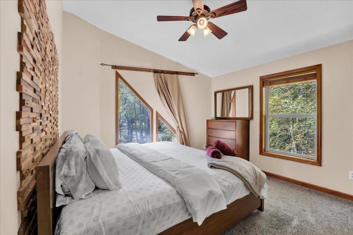 Chalet Roomy In Harmony - 3 Mins Walking Distance To Lake, Bb, Jack Frost Mts With Linens, Towels, Firepit, Hottub, Games, Grill *