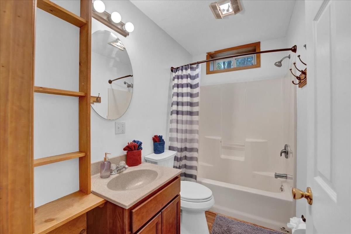 Roomy In Harmony - 3 Mins Walking Distance To Lake, Bb, Jack Frost Mts With Linens, Towels, Firepit, Hottub, Games, Grill Chalet Lake Harmony